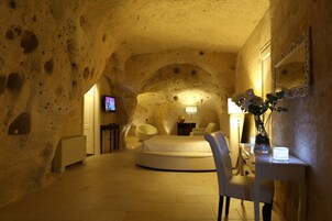 Suite Deluxe (Grotta) | Minibar, una cassaforte in camera, una scrivania, insonorizzazione