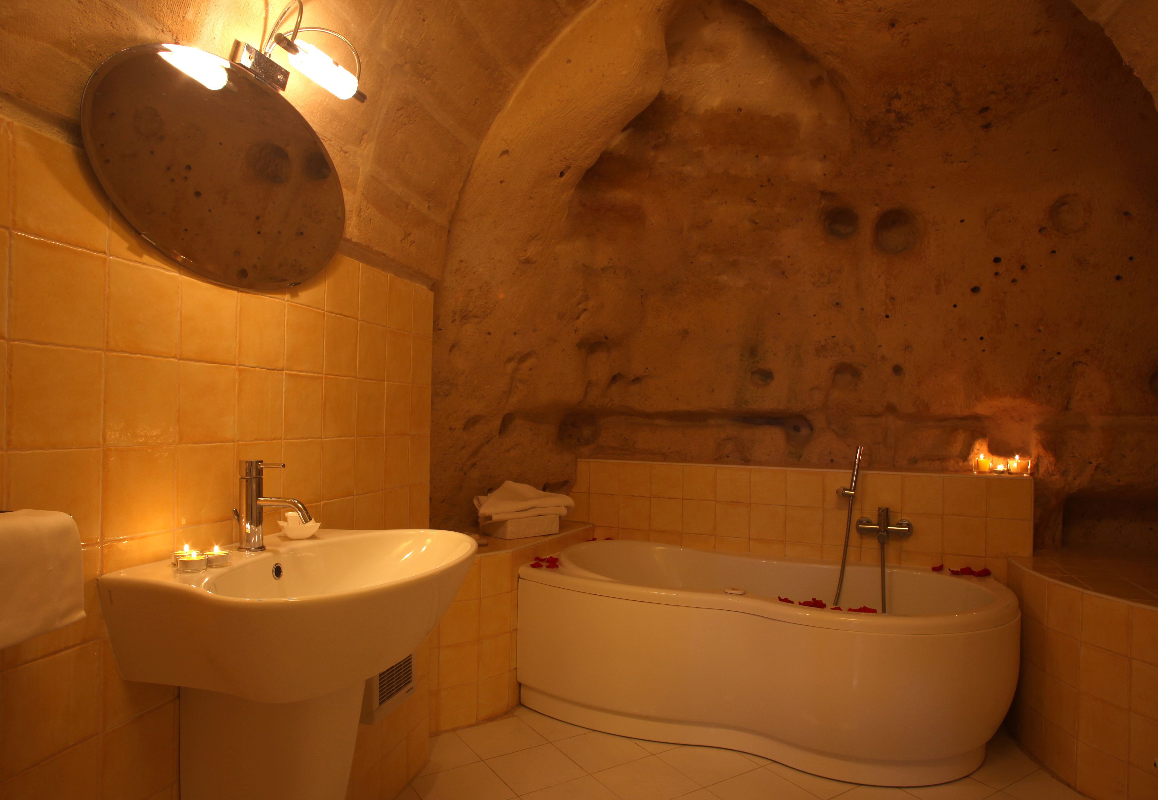 junior suite (grotta) | bathroom | free toiletries, hair dryer, bidet, towels
