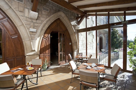 Porche. Parador De Teruel