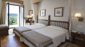 Een minibar, een kluis op de kamer, een bureau, verduisterende gordijnen