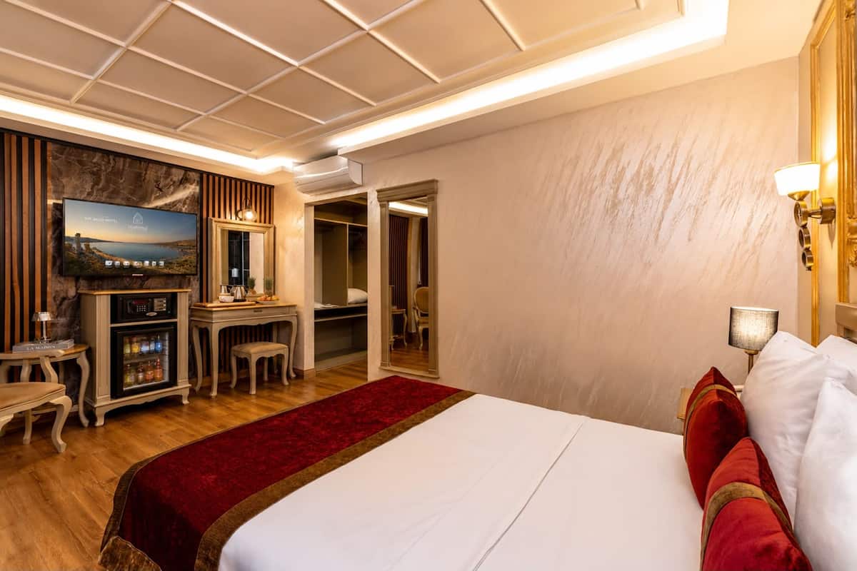 Deluxe Double or Twin Room | Premium bedding, minibar, in-room safe, desk