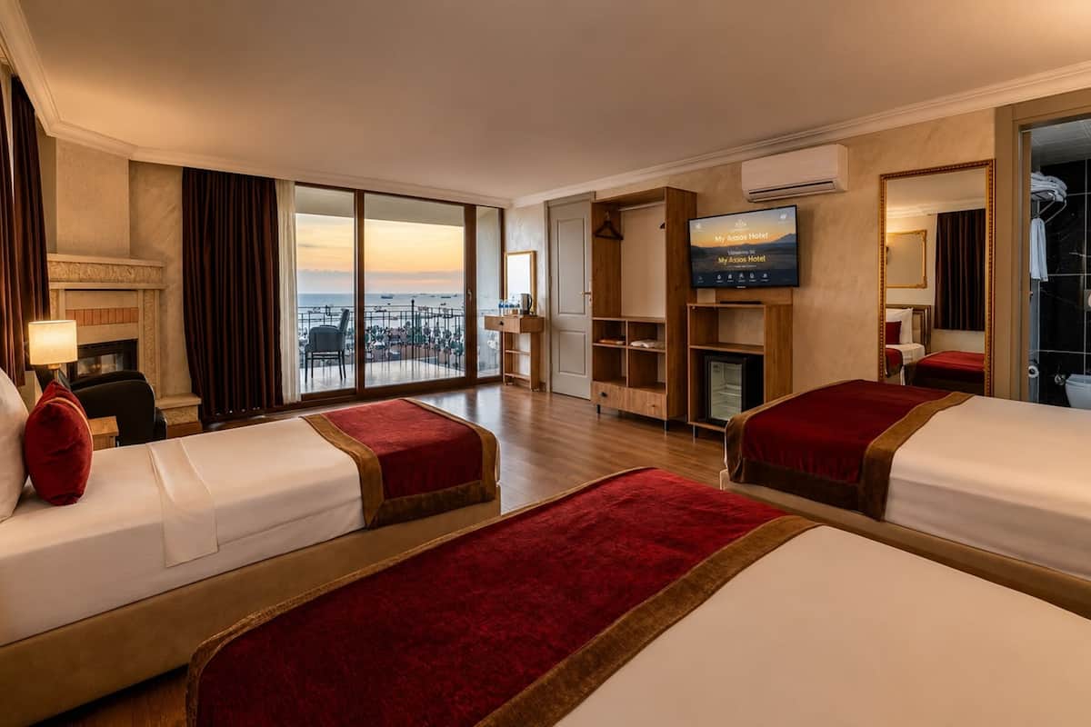 Deluxe Suite | Premium bedding, minibar, in-room safe, desk