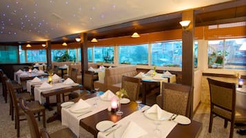 Breakfast, lunch and dinner served