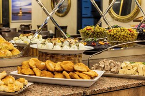 Déjeuner, dîner et souper servis sur place