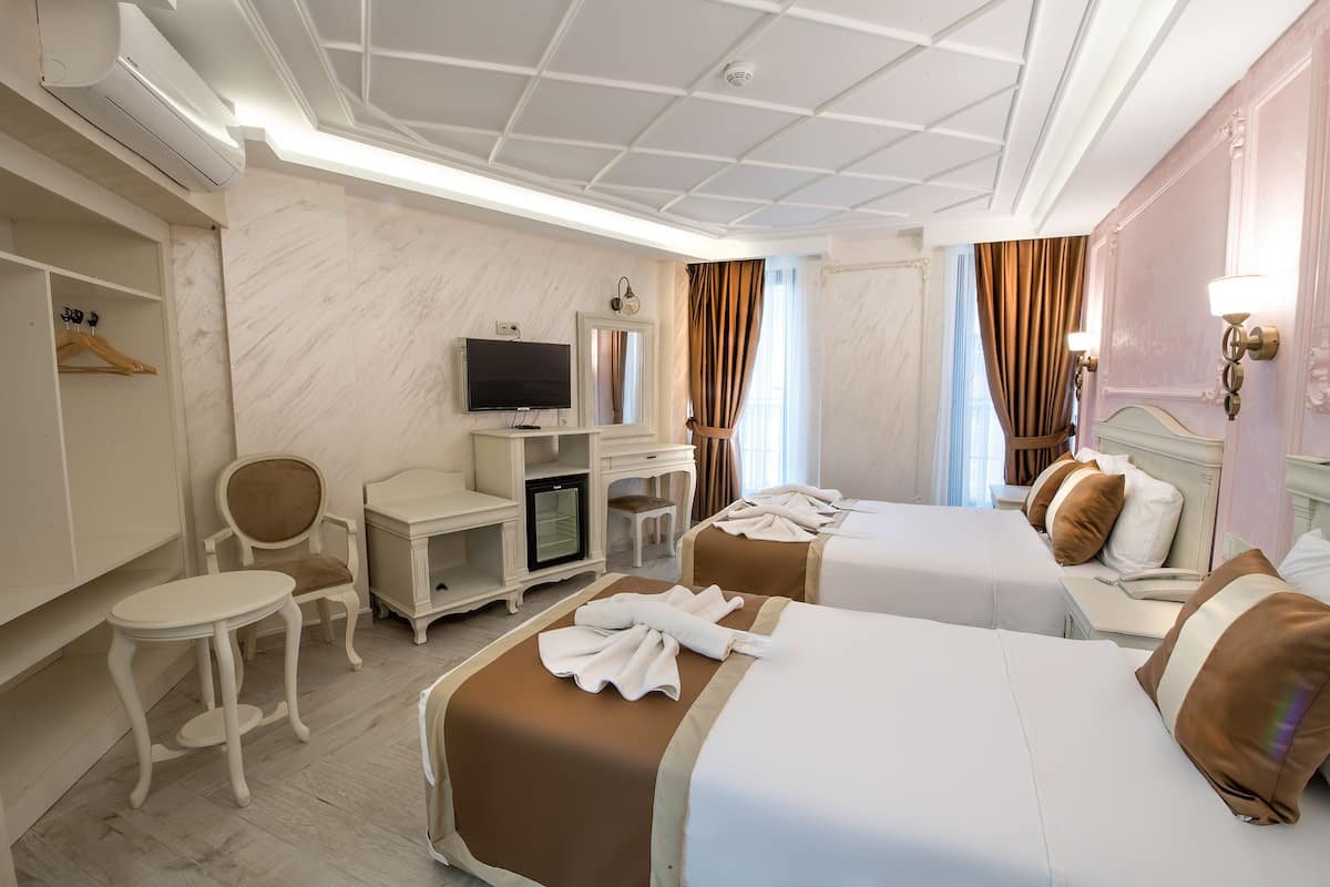 Minibar, desk, free WiFi