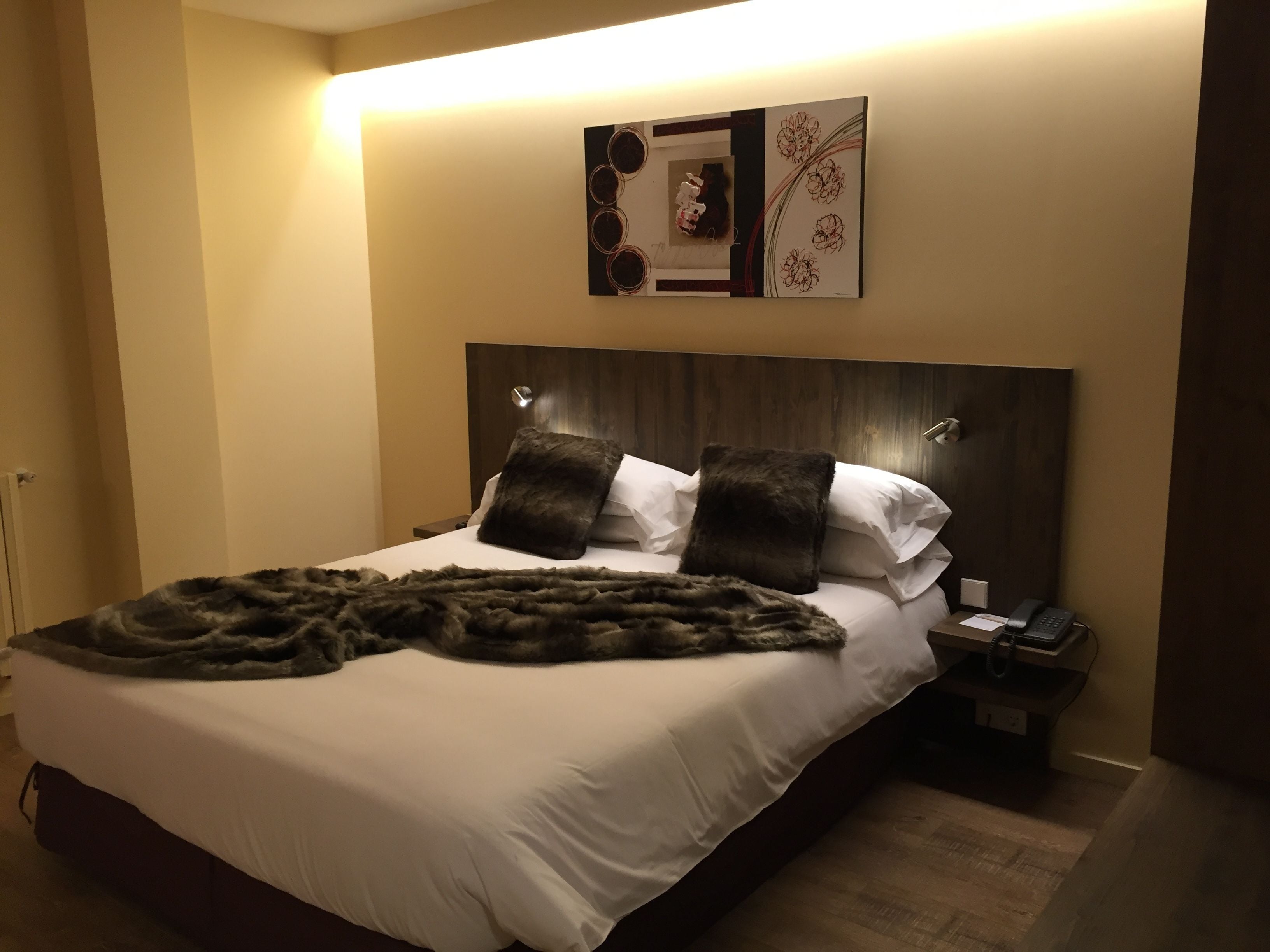 Familiekamer | Een minibar, een kluis op de kamer, een bureau