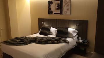 Familiekamer | Een minibar, een kluis op de kamer, een bureau