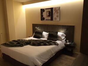 Habitación familiar | Minibar, caja fuerte, escritorio y tabla de planchar con plancha