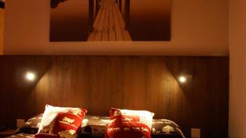 Minibar, caja fuerte, escritorio y tabla de planchar con plancha