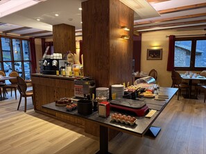 Tägliches Frühstücksbuffet gegen Gebühr