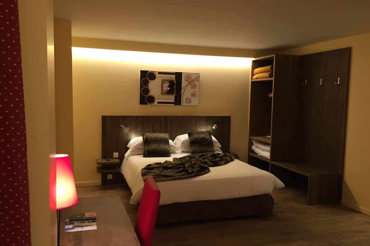 family room | minibar, in-room safe, desk, iron/ironing board