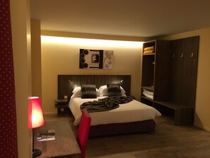 Chambre Familiale | Minibar, coffres-forts dans les chambres, bureau