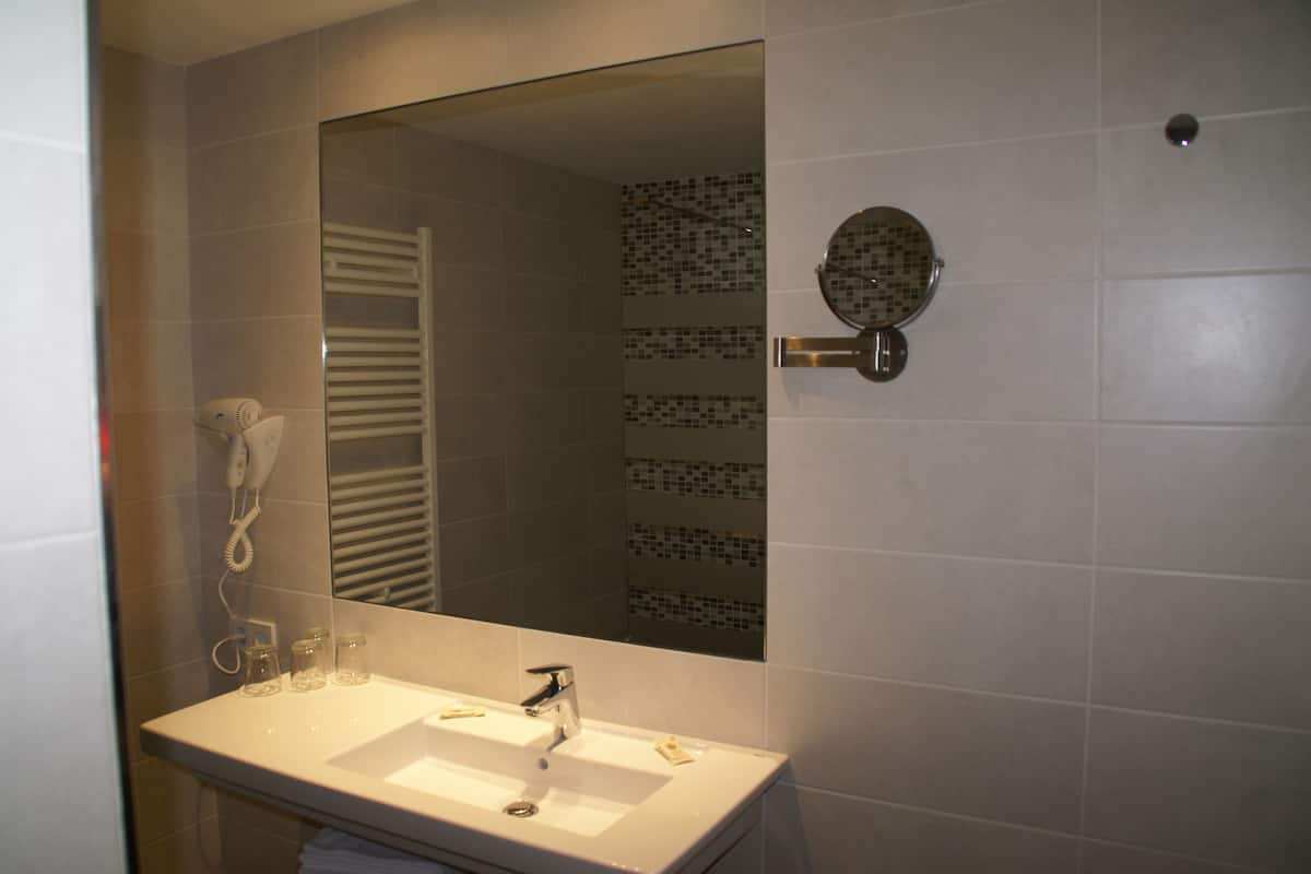 triple room | bathroom | shower, hair dryer, towels