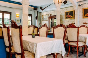 Serviço de café da manhã, almoço, jantar; restaurante ao ar livre