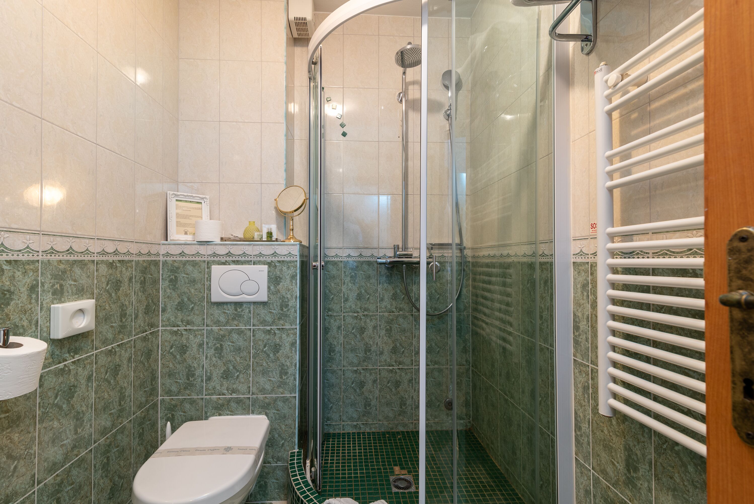 Un baño con ducha, inodoro y lavabo.