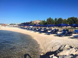 Beach nearby, white sand, beach bar