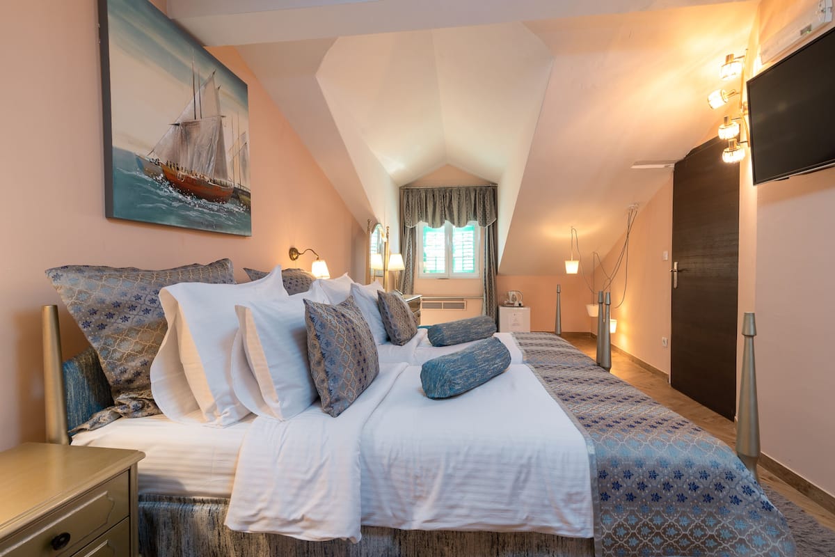 standard double room | minibar, in-room safe, individually decorated, blackout curtains