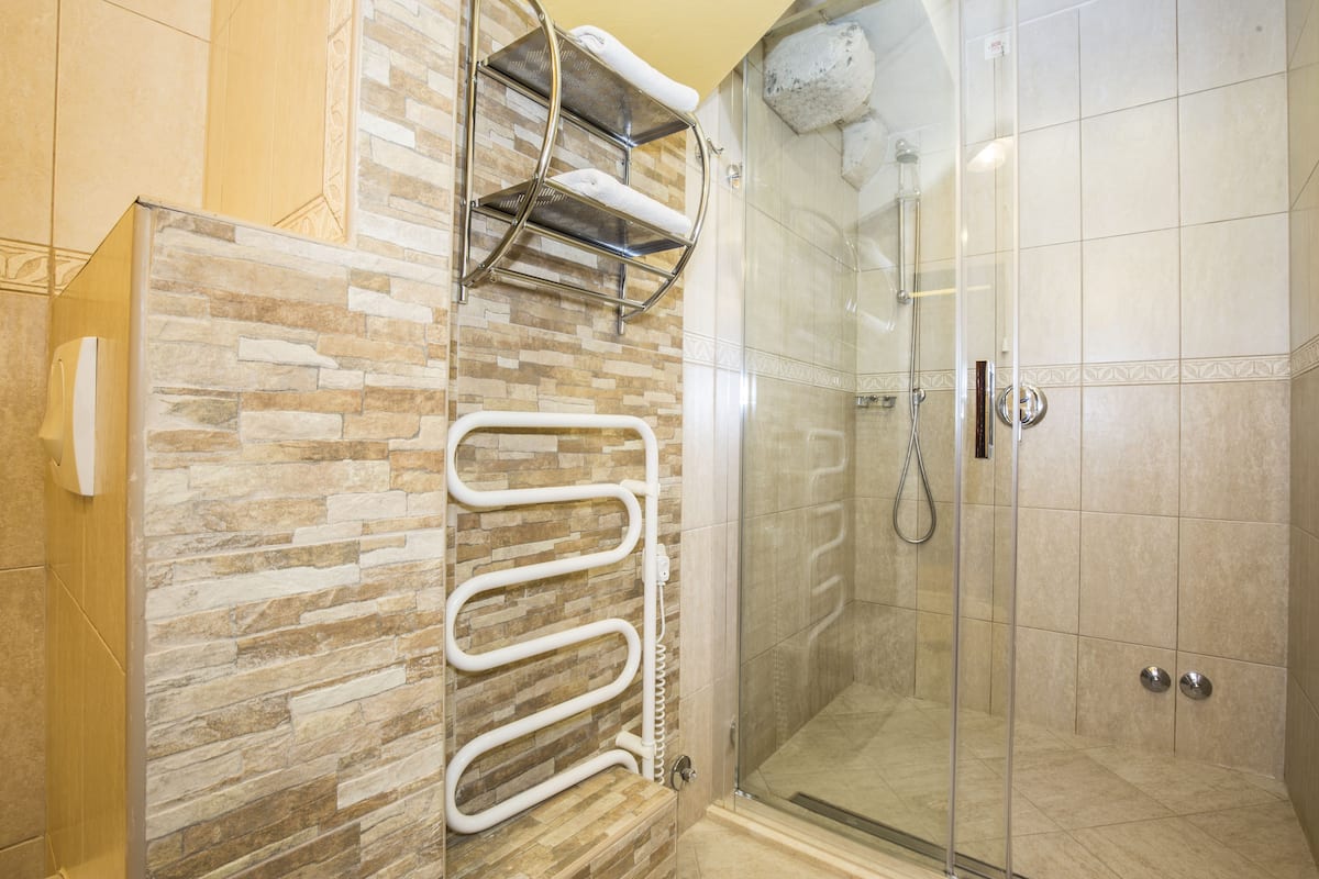 suite, 1 bedroom | bathroom | shower, hydromassage showerhead, free toiletries, hair dryer