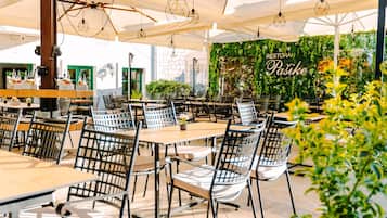 Frühstück, Mittagessen, Abendessen und Brunch werden serviert