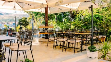 Breakfast served, local and international cuisine, alfresco dining