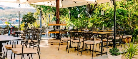 Se sirven desayunos y almuerzos, restaurante con mesas al aire libre