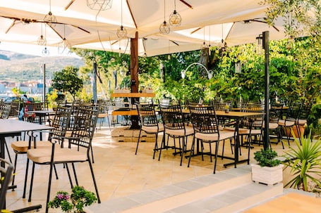 Se sirven desayunos y almuerzos, restaurante con mesas al aire libre