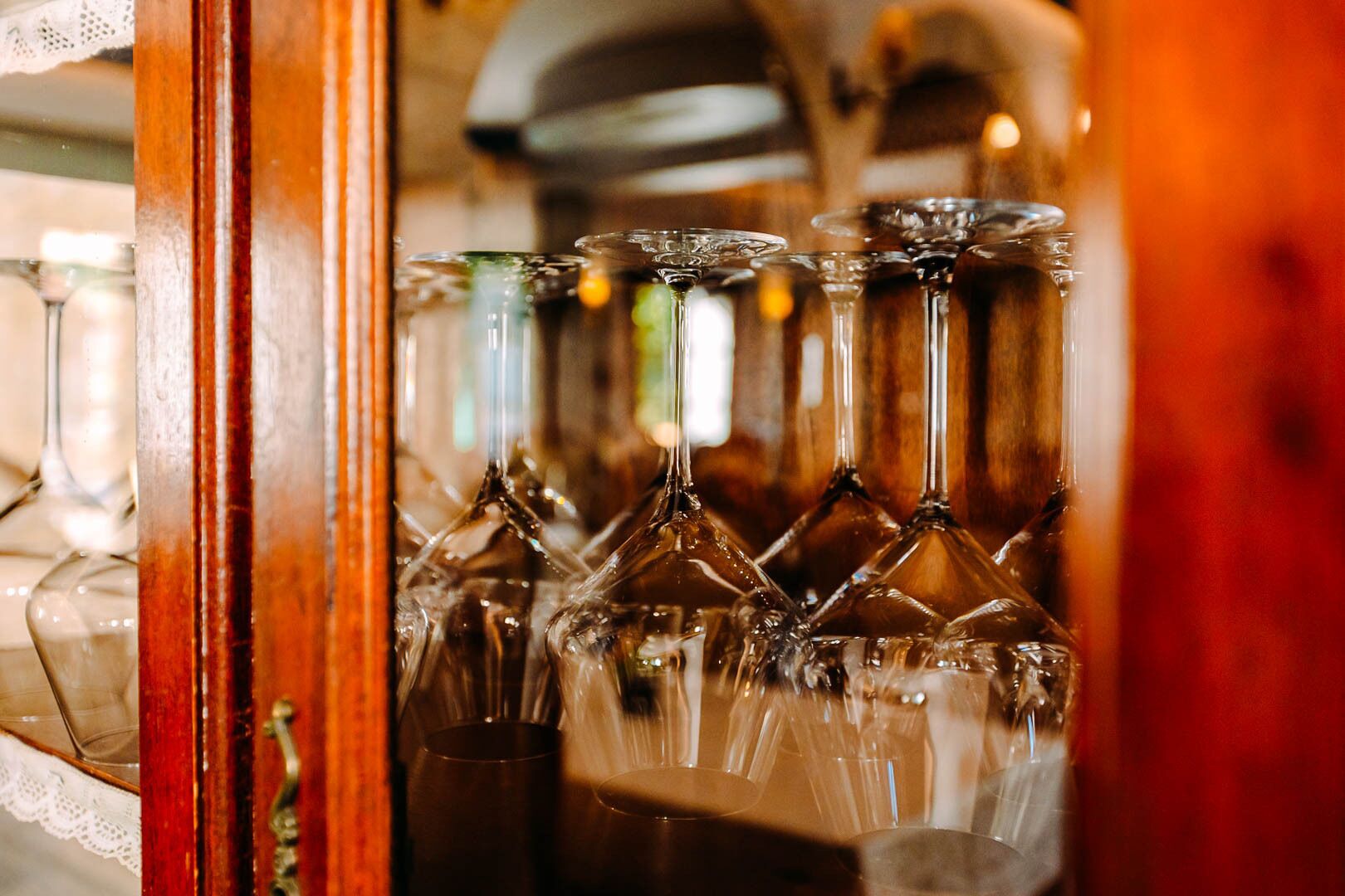 Une rangée de verres à vin dans un bar.