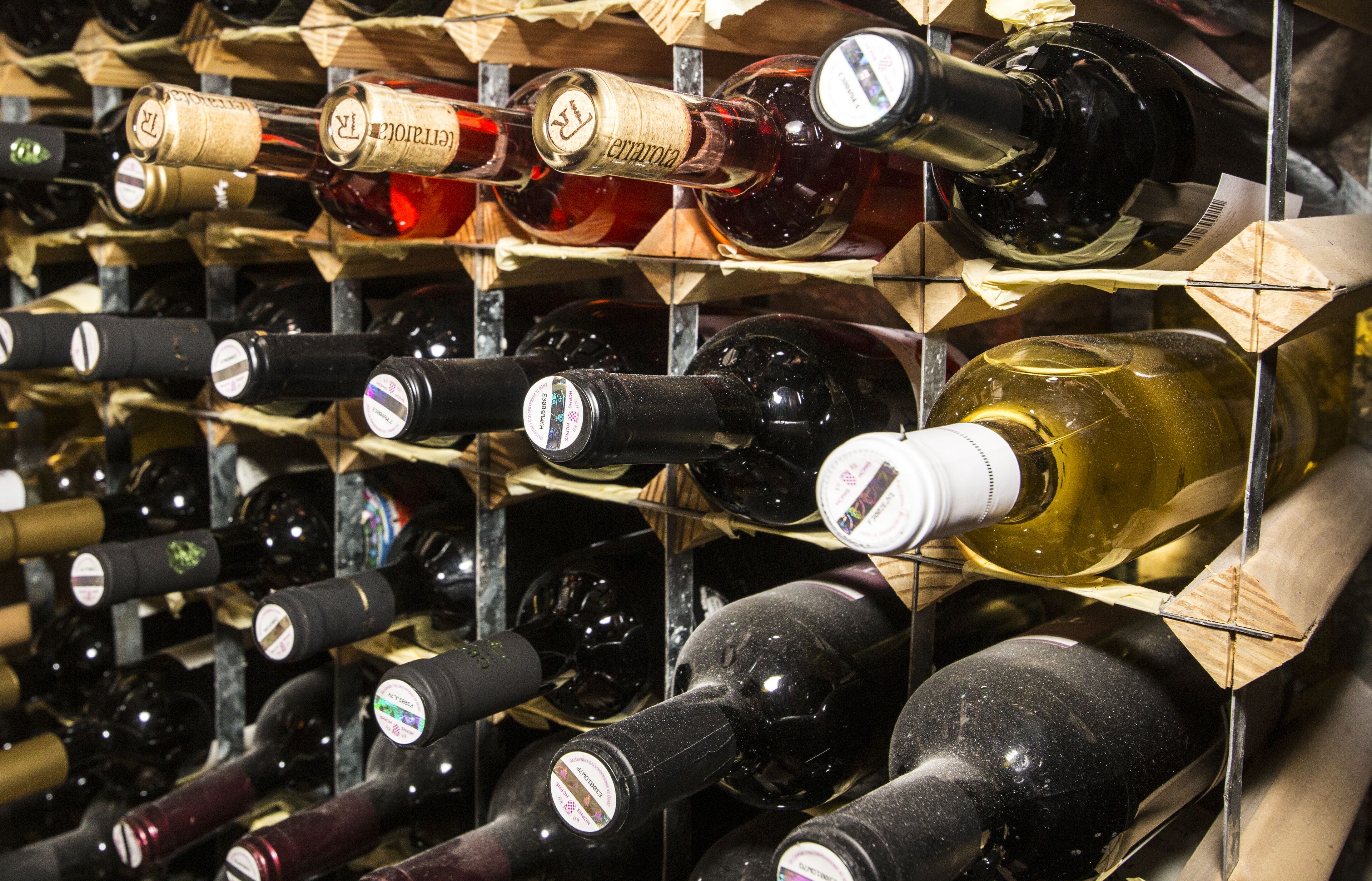 Una botellera con varias botellas de vino.