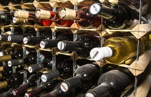 Una botellera con varias botellas de vino.