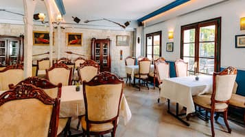 Petit déjeuner, déjeuner, dîner et brunch servis sur place