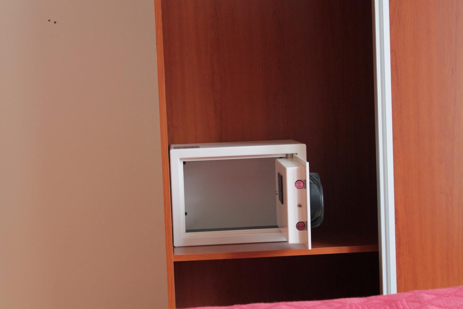 1 bedroom, in-room safe, desk, soundproofing