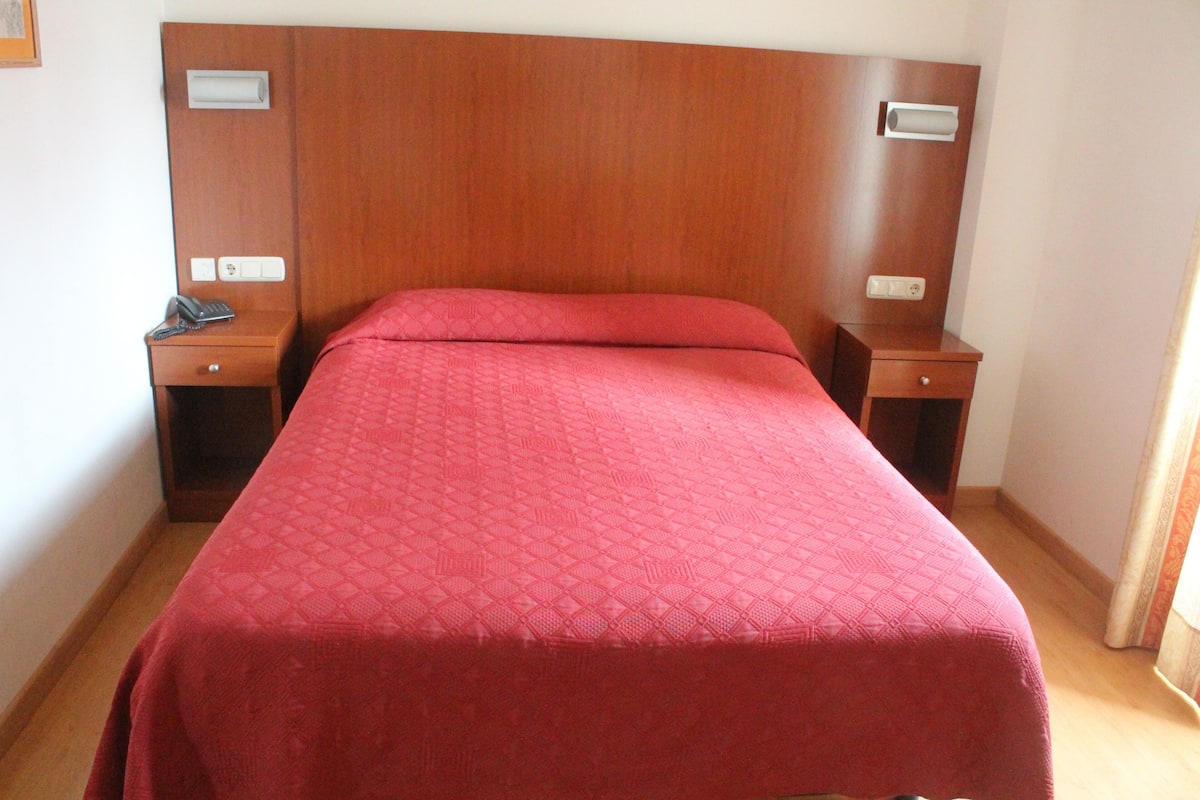 双人房 | 客房内保险箱、办公桌、隔音、免费 WiFi