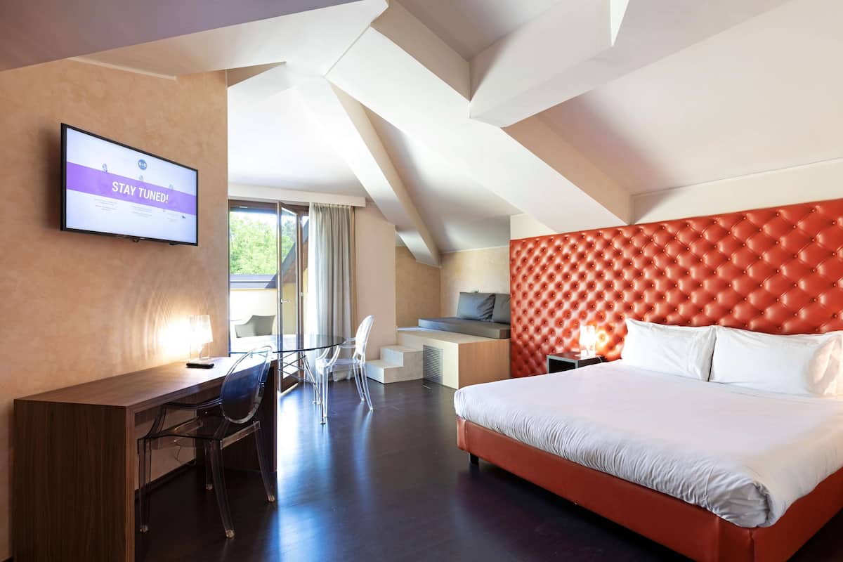 Suite, Non Smoking | 1 bedroom, down comforters, in-room safe, desk