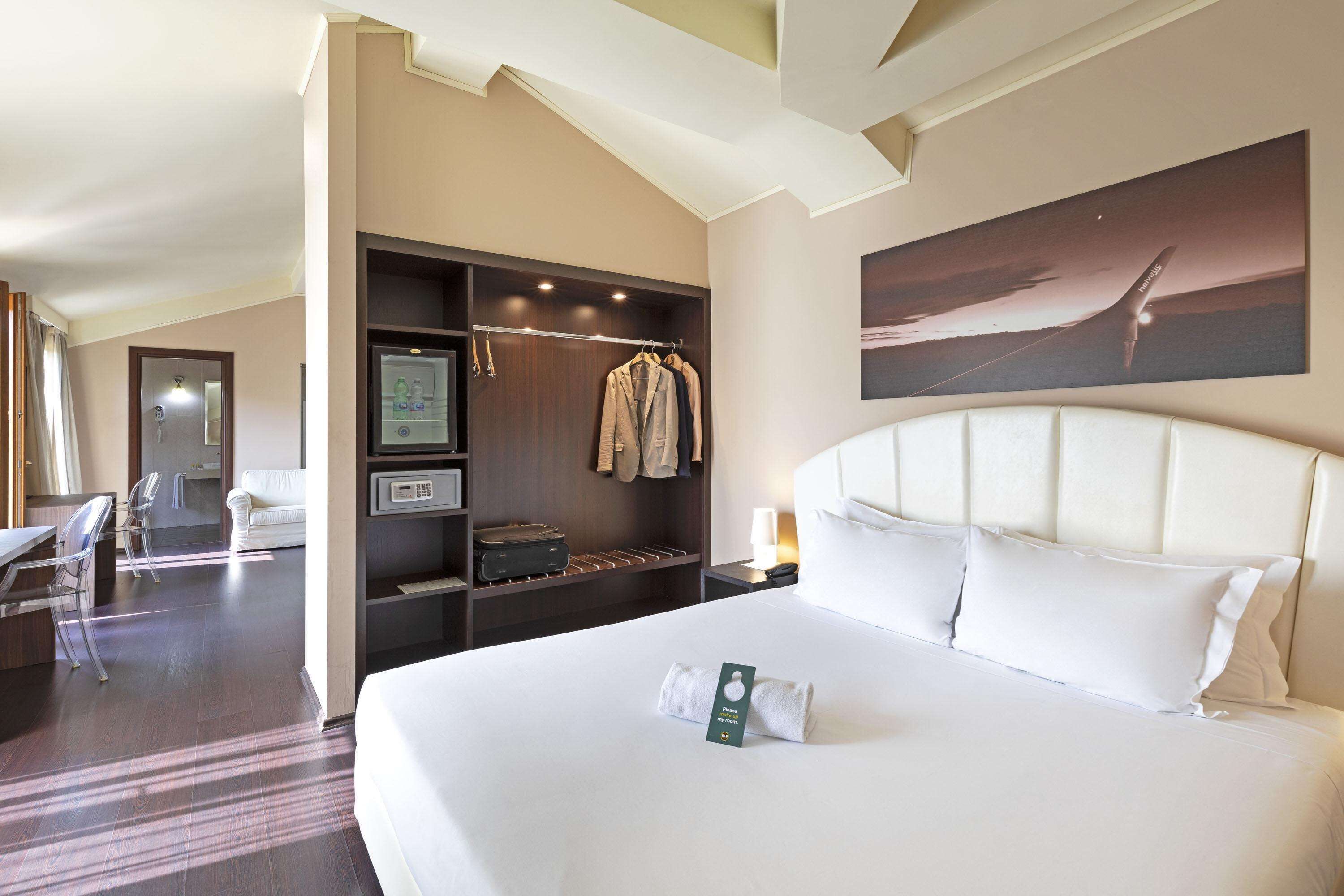 suite, non smoking | 1 bedroom, down duvets, in-room safe, desk