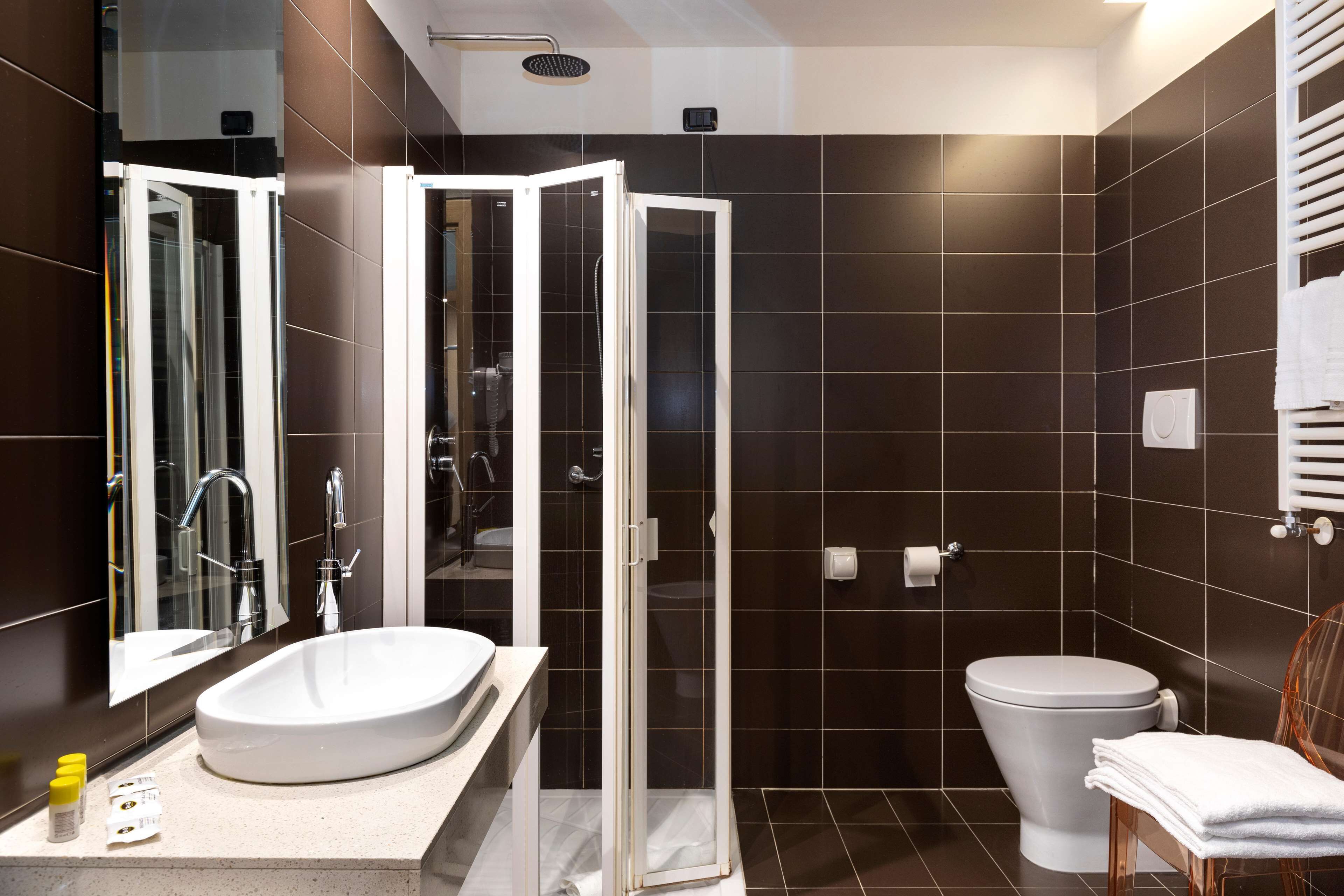 standard triple room, non smoking | bathroom | free toiletries, hair dryer, bidet, towels