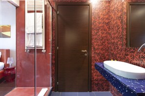 Deluxe Double Room, Non Smoking | Bathroom | Free toiletries, hair dryer, bidet, towels