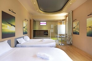 Down comforters, in-room safe, desk, soundproofing - B&B Hotel Malpensa Lago Maggiore (Vergiate)