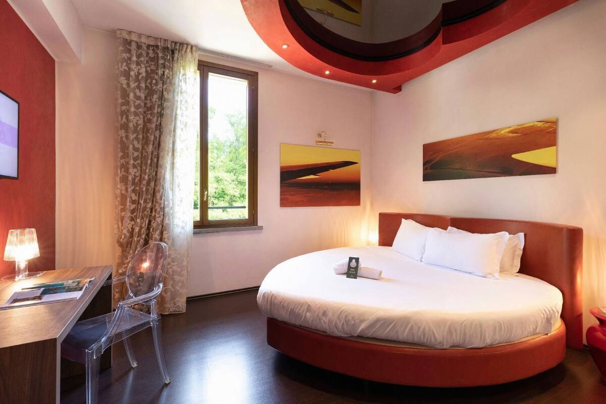Down comforters, in-room safe, desk, soundproofing