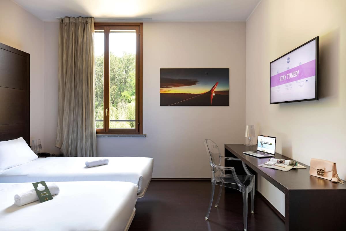 Standard Twin Room, Non Smoking | 1 bedroom, down comforters, in-room safe, desk