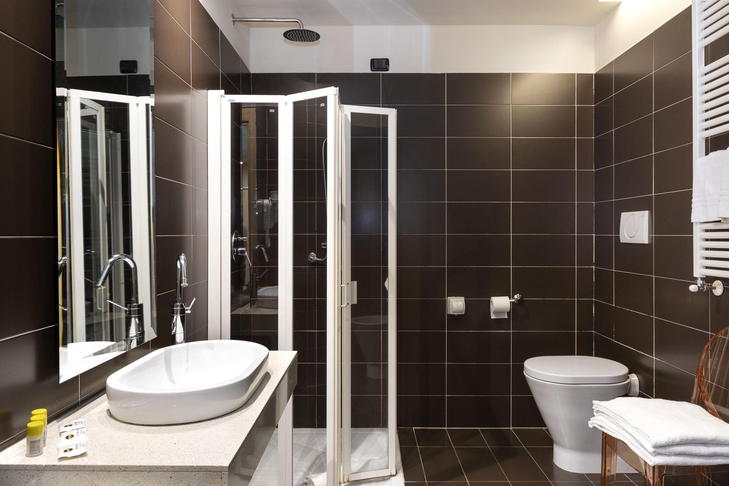 Tripla Standard, non fumatori | Bagno | Set di cortesia gratuito, asciugacapelli, bidet, asciugamani