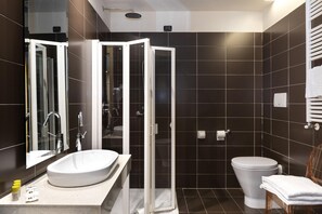 Standard Triple Room, Non Smoking | Bathroom | Free toiletries, hair dryer, bidet, towels - B&B Hotel Malpensa Lago Maggiore (Vergiate)