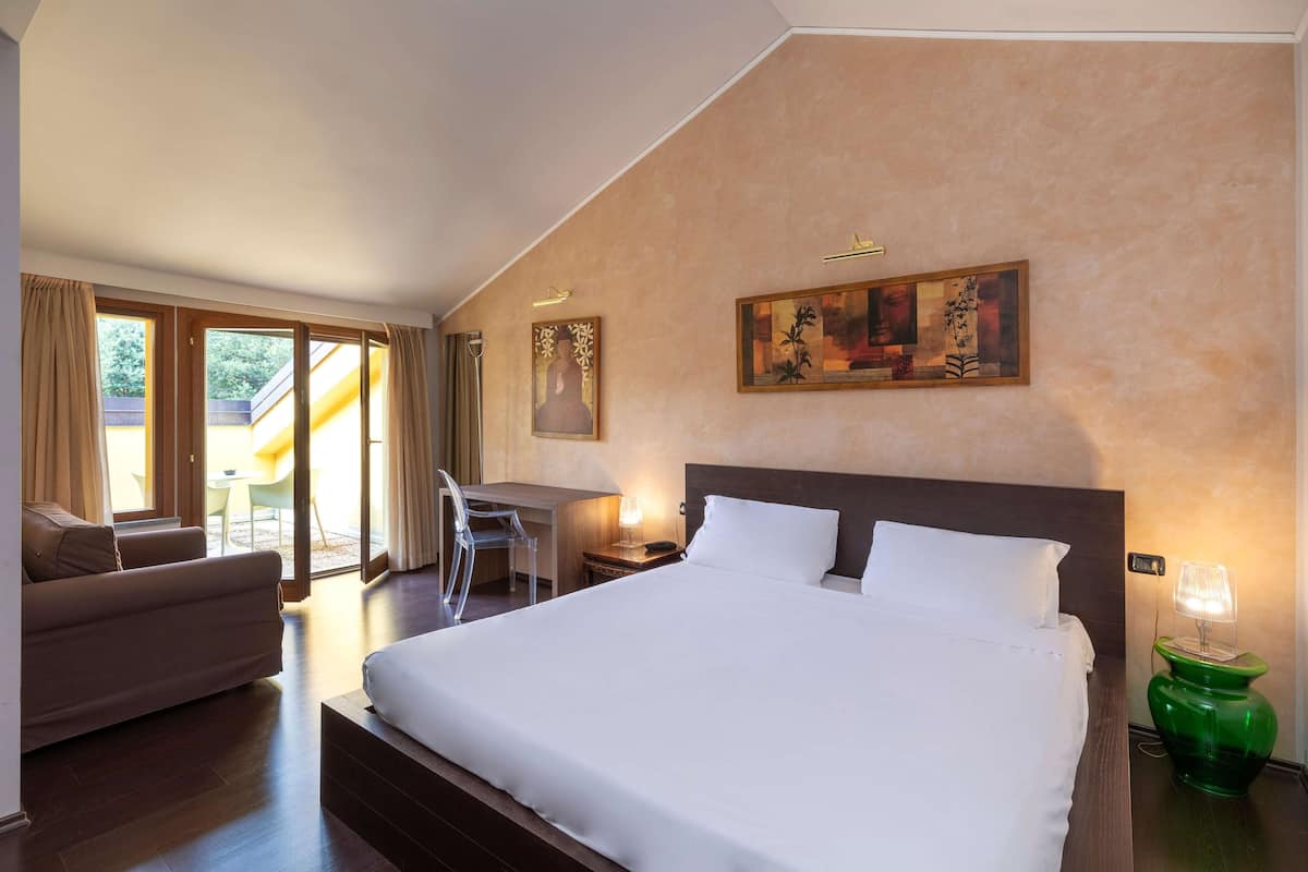 Junior Suite, Non Smoking | 1 bedroom, down comforters, in-room safe, desk