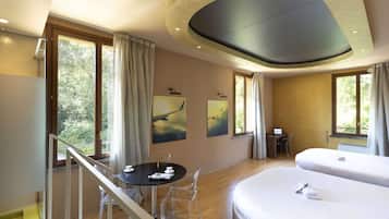 Down comforters, in-room safe, desk, soundproofing