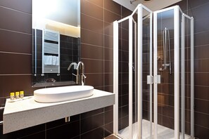 Family Room, Non Smoking | Bathroom | Free toiletries, hair dryer, bidet, towels - B&B Hotel Malpensa Lago Maggiore (Vergiate)