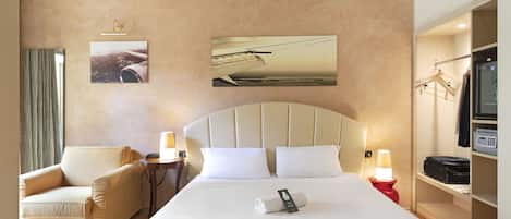 Junior Suite, Non Smoking | Down comforters, in-room safe, desk, soundproofing