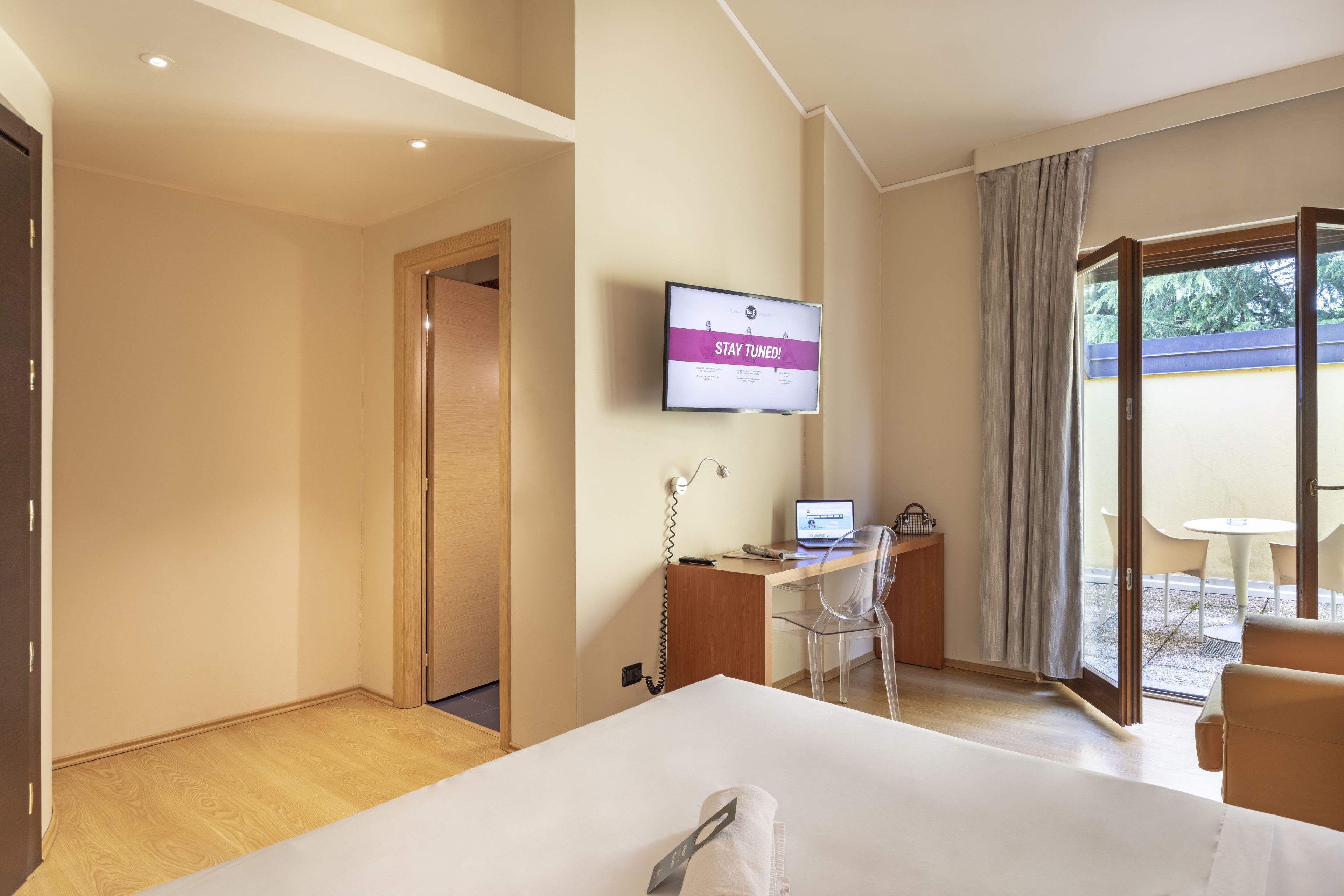 junior suite, non smoking | 1 bedroom, down duvets, in-room safe, desk