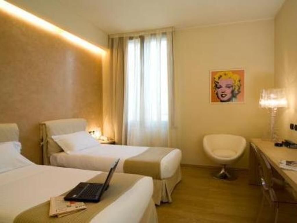 羽毛の掛け布団、セーフティボックス (室内)、デスク、防音設備