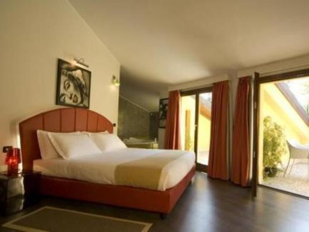 羽毛の掛け布団、セーフティボックス (室内)、デスク、防音設備