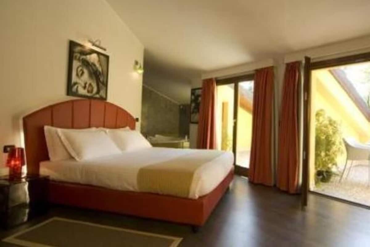 Down comforters, in-room safe, desk, soundproofing