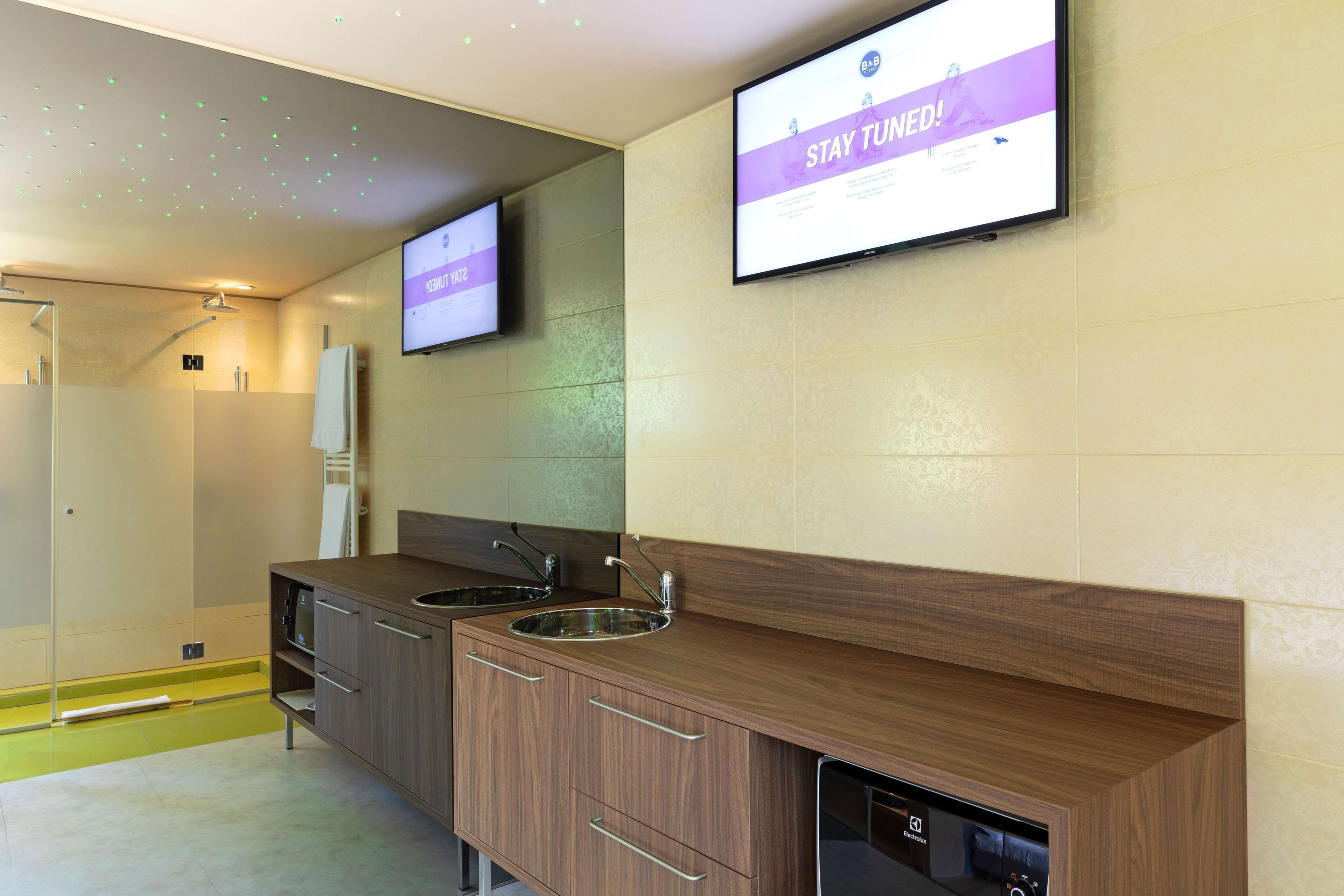 standard quadruple room, non smoking | 1 bedroom, down duvets, in-room safe, desk